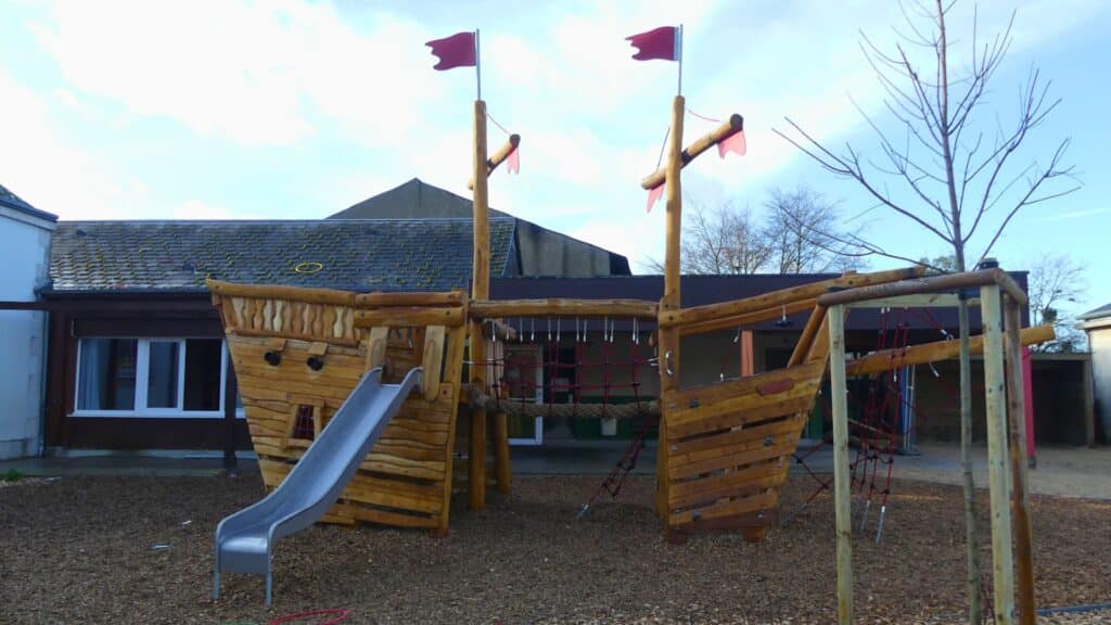 Pose d'un bateau pirate en bois pour l'aménagement de la cour d'école de Mareau-aux-Prés