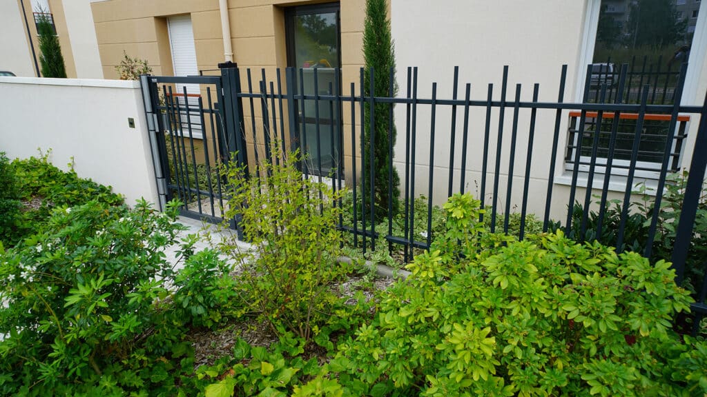 Une clôture barreaudage gris anthracite pour une résidence privée - Groupe J.Richard