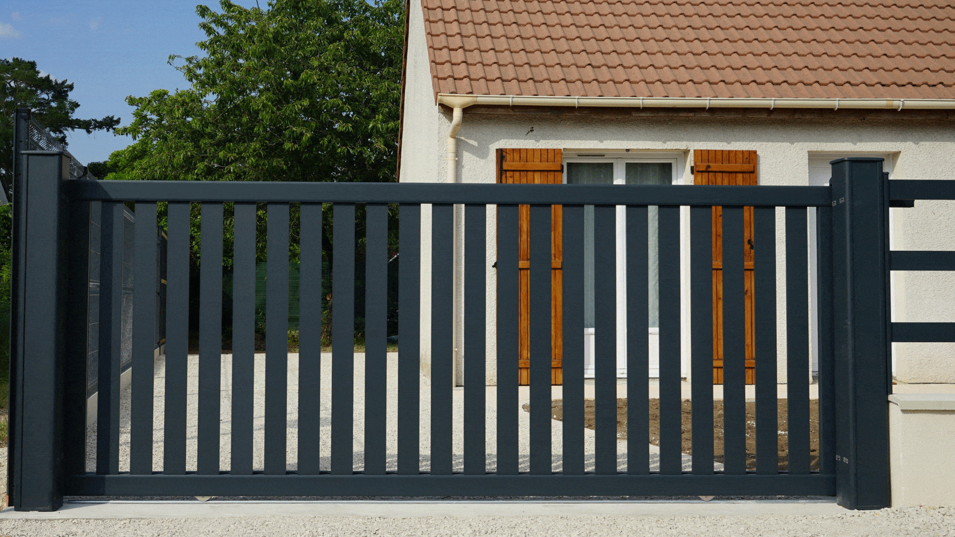 Pose de portail coulissant en aluminium à Orléans par des paysagistes professionnels