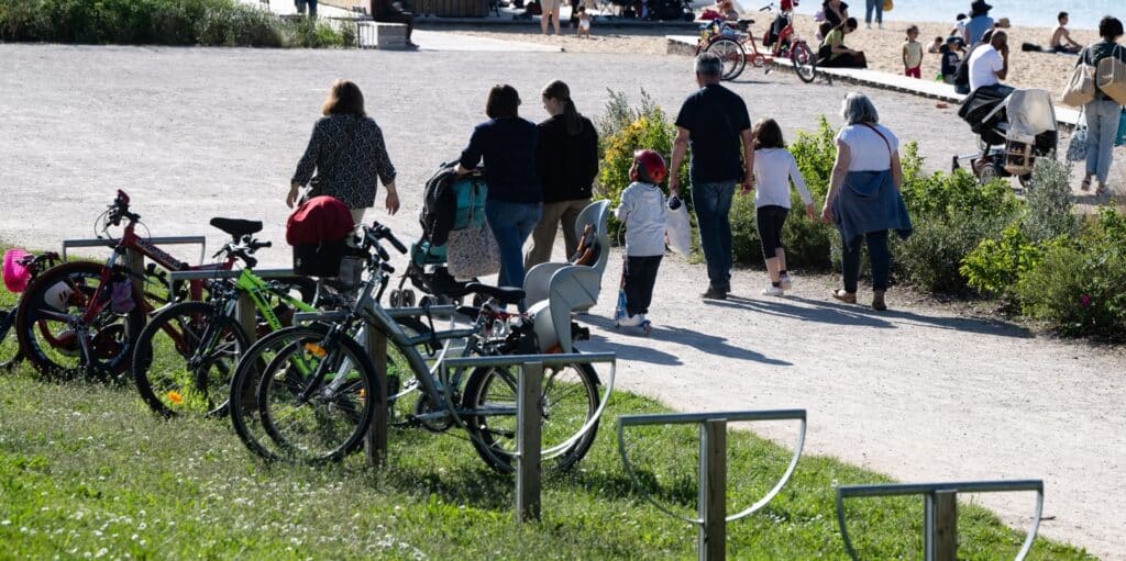 Pose de supports à vélo sur l'île Charlemagne à Saint-Jean Le Blanc