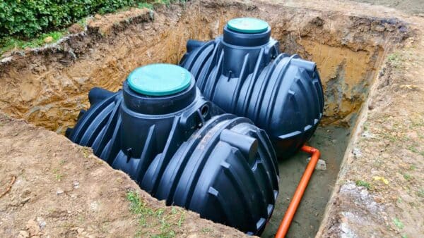 Pose de récupérateurs d'eau de pluie enterrés