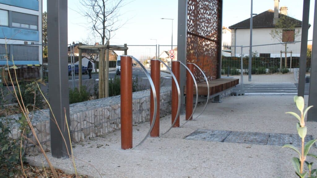 Pose de supports à vélos pour l'aménagement de la place Madeleine à Joigny